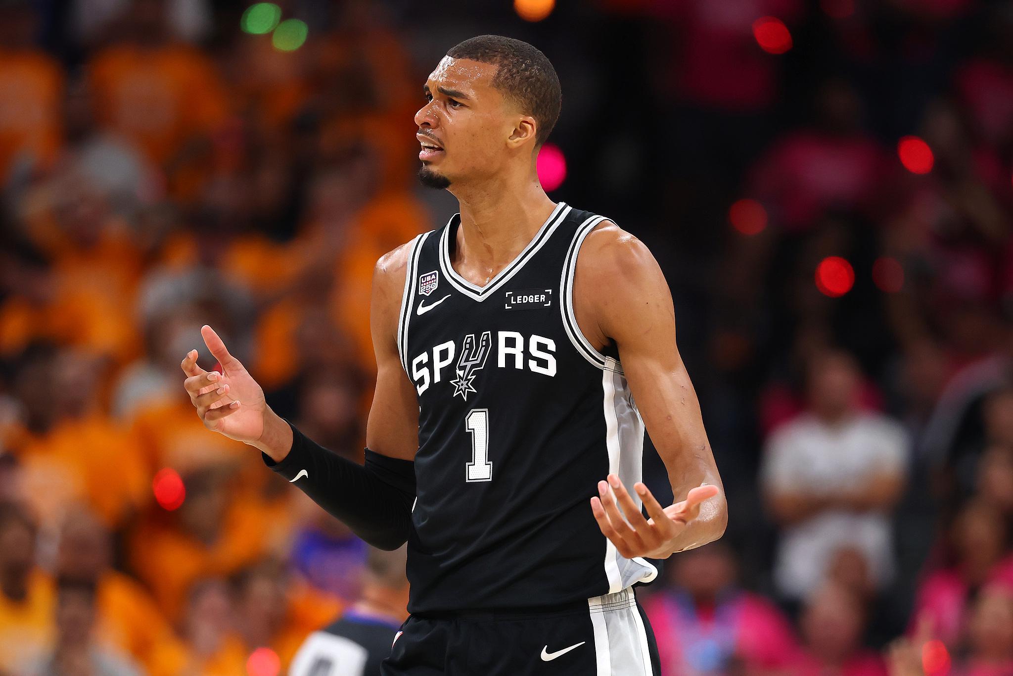 乐鱼体育官方入口-总决赛G1后,NBA冠军概率更新!尼克斯59.7%马刺4大问题亟需调整